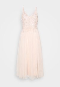 Ein blassrosa Kleid mit einem figurbetonten, mit Perlen besetzten Oberteil und einem fließenden Tüllrock. Es verfügt über dünne, verstellbare Träger und einen V-Ausschnitt.