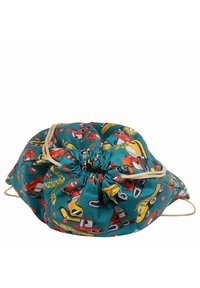 Trekzak gemaakt van turkoois stof met een kleurrijke print van voertuigen, waaronder auto's en constructiematerieel; gladde textuur.