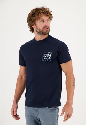 Camiseta de algodón azul marino con cuello redondo, mangas cortas y un gráfico de bolsillo en blanco que representa líneas abstractas y texto. Ajuste casual.