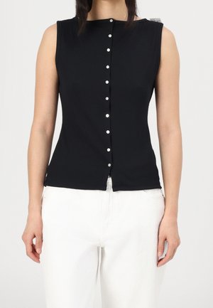 Sort ærmeløs top lavet af ribstrikket stof, med høj hals og frontlukning med dekorative sølvknapper.