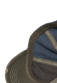 Gorra con visera curva de exterior verde oscuro e interior azul marino. Presenta detalles de costuras y una etiqueta de tela en el interior.