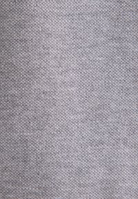 Tissu tricoté gris clair avec une texture serrée et uniforme et un motif chiné subtil, adapté à diverses applications textiles.