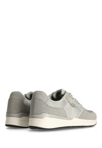 Šedé sportovní boty s kombinací semišového a síťovinového materiálu. Mají zaoblený tvar, minimalistický design a bílou podrážku.