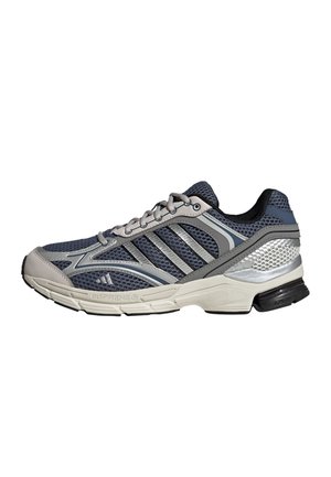 Herren grauer und marineblauer Mesh-Laufschuh mit weißer Sohle, grauen Streifen und gepolstertem Fersenbereich.