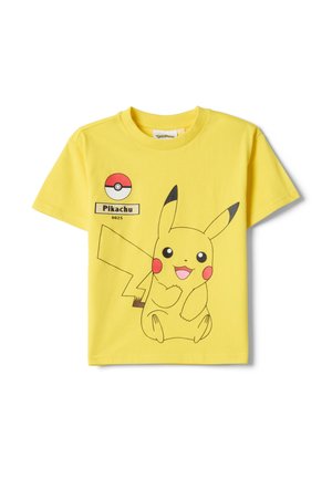 Camiseta infantil amarilla con un gran gráfico de Pikachu, una Poké Ball roja y blanca, y el texto "Pikachu 0025" en el frente.