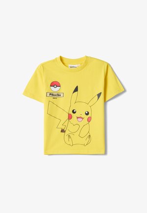 Camiseta infantil amarilla con un gran gráfico de Pikachu, una Poké Ball roja y blanca, y el texto "Pikachu 0025" en el frente.