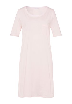 Jasnoróżowa bawełniana sukienka-t-shirt z dekoltem w kształcie łódki, krótkimi rękawami i kieszonką po lewej stronie na piersi. Miękka, gładka tekstura.