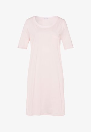 Lichtroze katoenen t-shirt jurk met een ronde halslijn, korte mouwen en een zakdetail op de linkerborst. Zachte, gladde textuur.