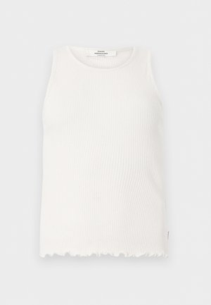 Ärmelloses weißes, geripptes Tanktop mit rundem Ausschnitt und gezacktem Saum, Etikett mit der Aufschrift "Mads Nørgaard Copenhagen" am Nacken.