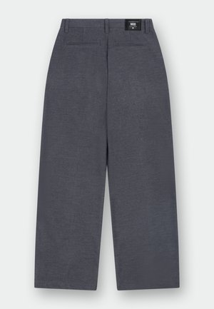 Pantalon gris droit avec deux poches passepoilées à l'arrière et une petite étiquette de marque noire sur la ceinture.