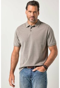 Graues Herren-Poloshirt mit kurzen Ärmeln, Dreiknopfverschluss, strukturierter Stoff, kombiniert mit hellblauen Jeans und Lederarmband.