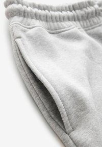 Grå bomulds-svedpants med elastisk talje og sidelommer, med en blød tekstur og et afslappet pasformdesign.