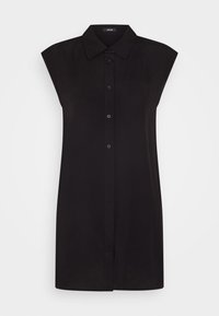 Svart ärmlös skjortklänning med spetsig krage och framknäppning, rak skärning, knälång.