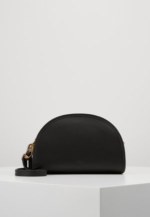 Schwarze halbkreisförmige Leder-Umhängetasche mit goldfarbenen Beschlägen, verstellbarem Riemen und dezenter Markenprägung auf der glatten Vorderseite.