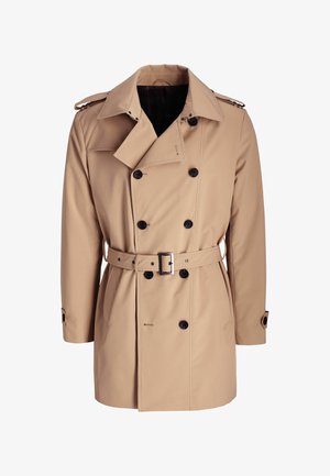 Beżowy płaszcz w kolorze tan wykonany z gładkiego materiału, z podwójną klapką i guzikiem, z paskiem w talii oraz pagonami na ramionach. Czarne guziki dodają uroku detalom.