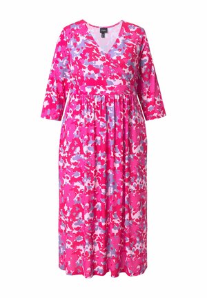 Rosa-lila gemustertes Kleid mit V-Ausschnitt, dreiviertel Ärmeln und geraffter Taille. Hergestellt aus leichtem, weichem Stoff.