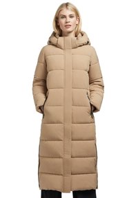 Beige pufferjakke med høj krave, lodret quiltet mønster, sidelommer med lynlås og lange ærmer, med knapper ved hætten.