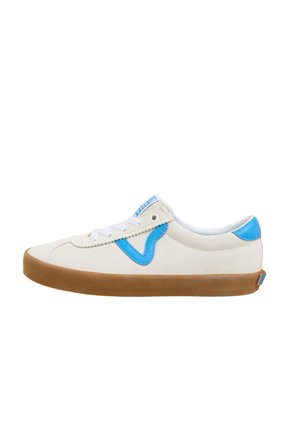 Zapatilla de ante blanca con acentos azules, diseño de cordones y suela de goma marrón. Presenta una punta redonda y un collar acolchado para mayor comodidad.