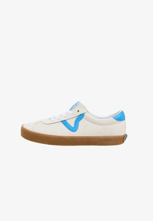 Weiße Wildledersneaker mit blauen Akzenten, Schnürdesign und brauner Gummisohle. Verfügt über eine runde Zehenpartie und einen gepolsterten Kragen für zusätzlichen Komfort.