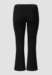 Zwarte denim flared jeans getoond vanuit de achterkant met twee achterzakken en riemlussen op een effen grijze achtergrond.