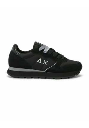 Scarpa da ginnastica nera low-top con lacci neri e grigi, striscia grigia sulla suola e logo bianco a forma di triangolo e X sul lato.