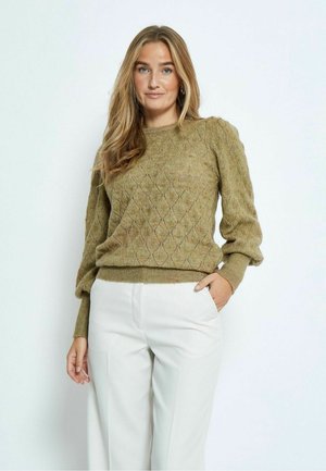 Pull en tricot vert olive avec un motif en diamant texturé, des poignets côtelés et un ourlet. Assorti à un pantalon large beige clair.
