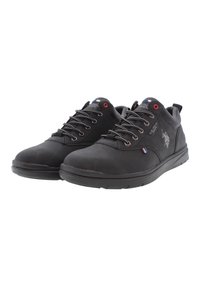 Scarpe da atletica nere con tomaia sintetica testurizzata, punta rotonda e design con lacci. Presentano occhielli rossi e un logo sul lato.