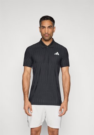 Zwart poloshirt van lichtgewicht stof, met een gestructureerd ontwerp, korte mouwen en een wit gestreept logo op de linkerborst.