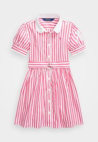 Abito estivo a righe rosa e bianche con colletto, maniche corte a palloncino, bottoni davanti e una cintura coordinata in vita.