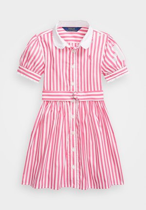 Růžové a bílé pruhované letní šaty s límečkem, krátkými puff rukávy, knoflíky po přední straně a odpovídajícím páskem v pase.