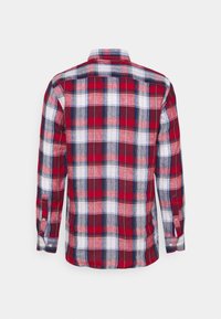 Rood, wit en marineblauw geruite overhemd met lange mouwen, een button-down kraag en geknoopte manchetten. Gemaakt van lichte stof met een gestructureerde afwerking.