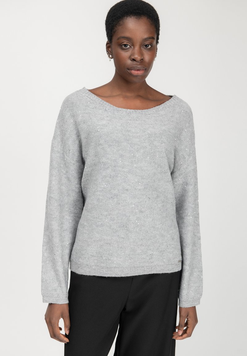 Maglione grigio lavorato a maglia con ampio scollo a barca, maniche lunghe e accenti di luccichio sottili su tutta la superficie. Tessuto morbido e vestibilità rilassata.