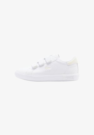 Hvid lavtop-sneaker med tre velcroremme, diskret logo på siden og tekstureret sål, designet til casual brug.