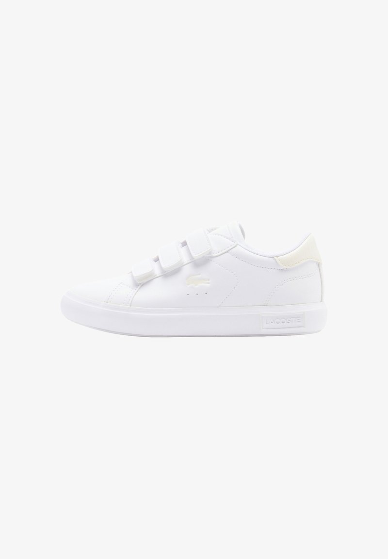 Baskets basses blanches avec trois bandes Velcro, logo discret sur le côté et semelle texturée, conçues pour une tenue décontractée.
