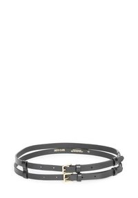 Czarny skórzany pasek z podwójnymi paskami, złotą klamrą i regulowanymi otworami, z gładką teksturą i minimalistycznym wzornictwem.