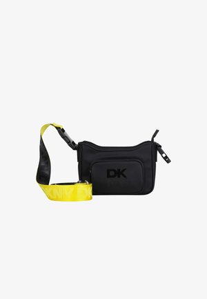 Sac bandoulière noir DKNY avec poche zippée à l'avant et sangle réglable jaune et noire avec logo DKNY.