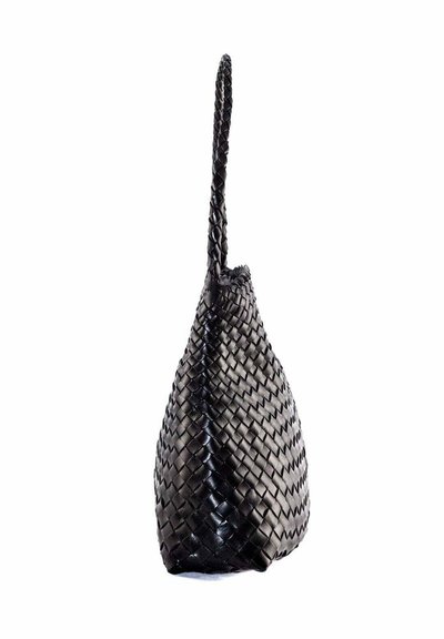 Borsa nera in pelle intrecciata con un lungo manico curvo e una forma triangolare distintiva. La superficie testurizzata mette in risalto il motivo dell'intreccio.