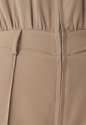 Beige šaty s nařaseným vrškem, zipem na zadní straně a hladkým textilním povrchem se strukturovaným střihem.