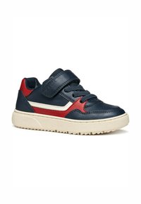 Sneaker in pelle blu con accenti rossi, suola testurizzata e striscia bianca a contrasto. Presenta una cinghia in velcro e chiusura con lacci.