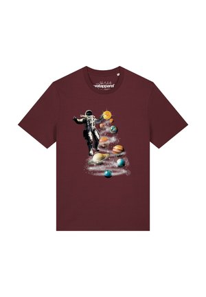 T-shirt bordeaux avec un graphique d'un astronaute flottant au-dessus d'une spirale de planètes et d'étoiles colorées.