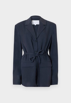 Marineblå blazer i glatt stoff, med hakket krage, enkelt knappelukking, to frontlommer og en midjebånd for justering.