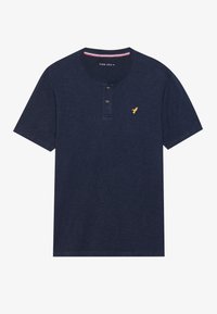 Navyblauwe polo met korte mouwen van zacht materiaal, met een ronde halslijn, een tweede knoopsluiting en een klein gouden logo op de borst.