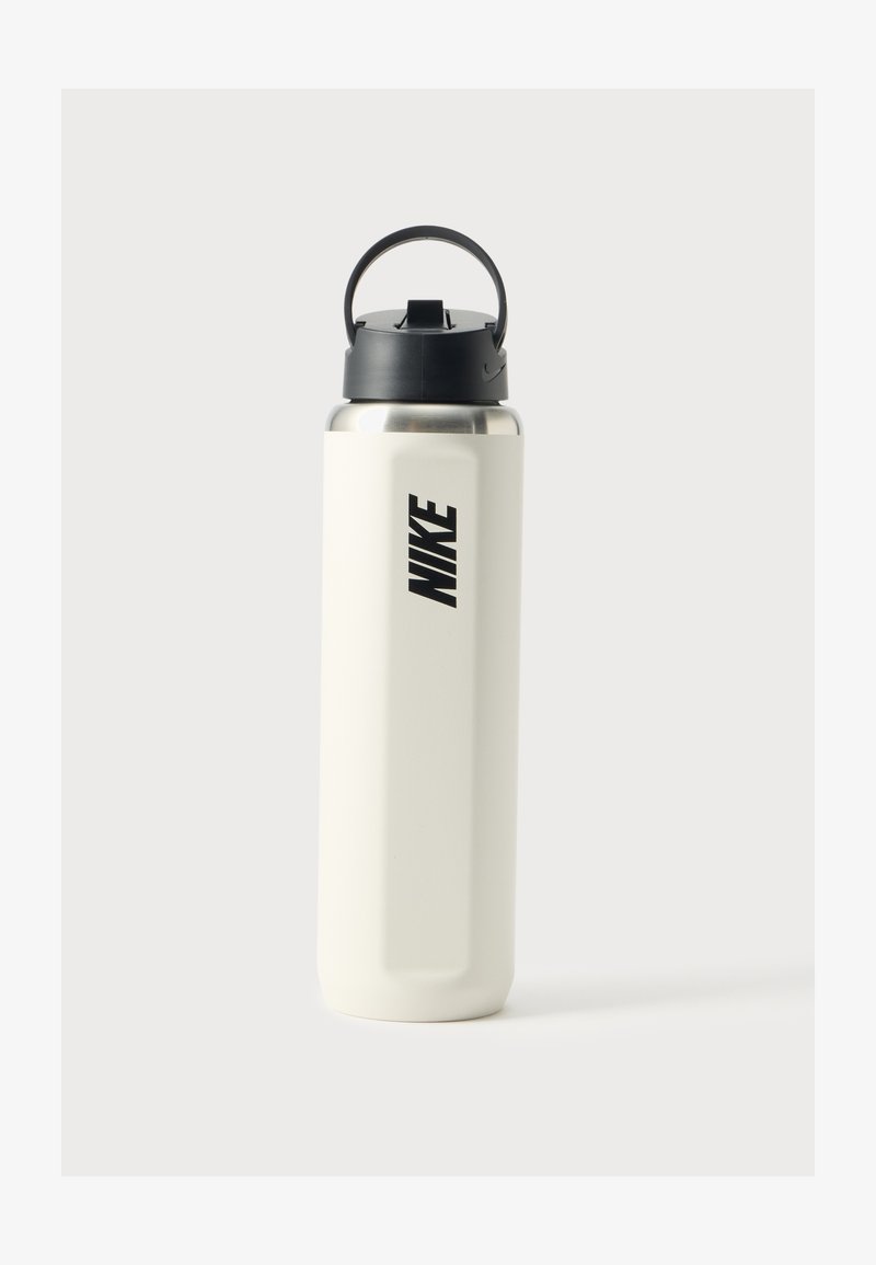 Ψηλό λευκό μπουκάλι νερού Nike με μαύρο καπάκι και λαβή μεταφοράς σε απλό ανοιχτόχρωμο φόντο.