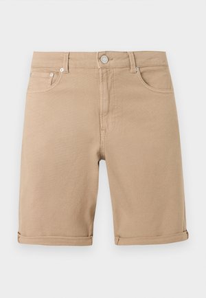 Shorts beige longueur genou avec revers roulés, passants pour ceinture, fermeture avant par bouton, et cinq poches, présentés sur un fond neutre.