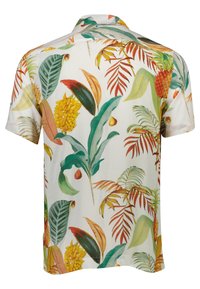 Camisa de manga corta con una base blanca y grandes patrones de hojas y flores tropicales en verdes, amarillos y rojos.