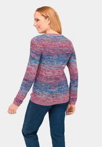 Strickpullover mit einem mehrfarbigen Muster in Schattierungen von Pink und Blau. Lange Ärmel, runder Halsausschnitt und gerippte Bündchen sowie Saum.