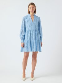 Μπλε φόρεμα με κεντήματα και V-λαιμόκοψη, μακριά μανίκια και φούστα σε επίπεδα με κοφτό τελείωμα. Το ύφασμα είναι ελαφρύ και διαθέτει μοτίβο λουλουδιών με κοψίματα.