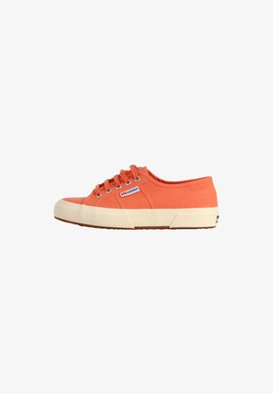 Orange Leinensneaker mit runder Zehenpartie, weißer Gummisohle und Schnürung mit sechs Ösen. Mit einem Logo-Patch an der Seite und strukturierten Akzenten.