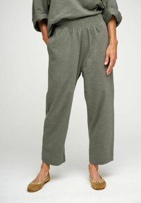 BUDDHA - Spodnji deli trenirk - khaki gray
