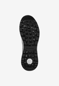 Semelle de chaussure en caoutchouc noir avec un motif de bande de roulement texturé et multidirectionnel. Accentuée par un logo et des bords latéraux lisses.